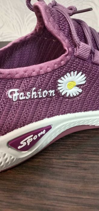 Кросівки жіночі 40 розмір