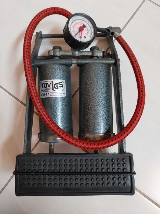 Bomba de ar de pedal com cilindro duplo e manómetro