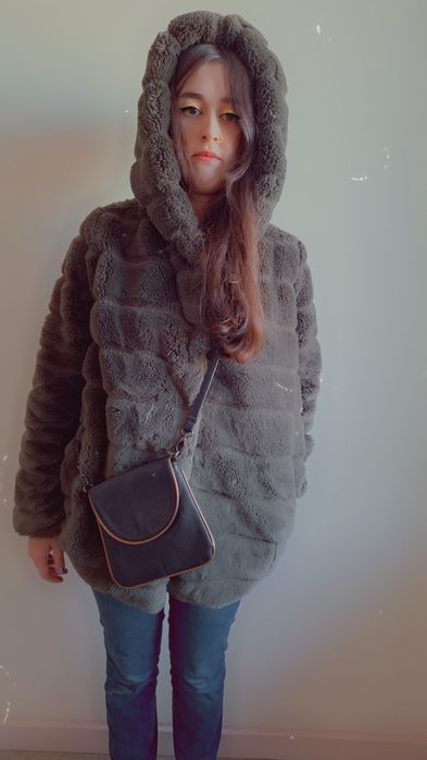 Cieplutkie futerko sztuczne M odcieniu czarnego szarego  mchu