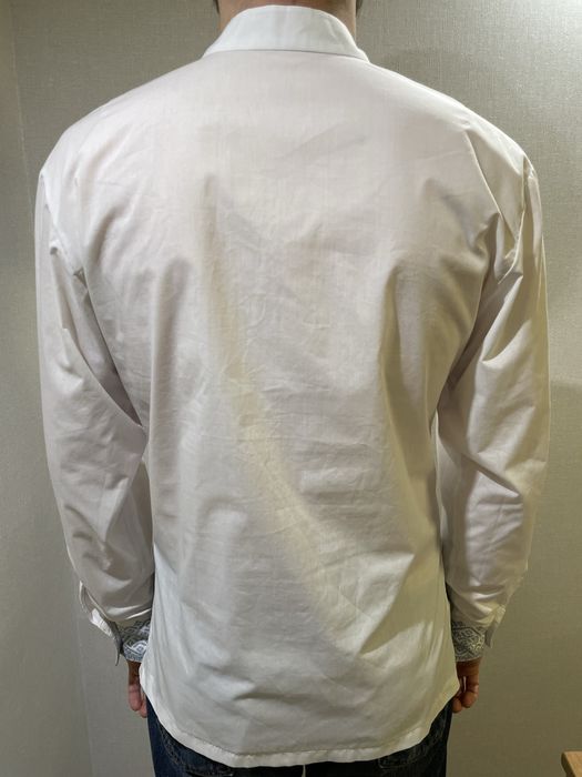 Вишиванка чоловіча ручної роботи з блакитною вишивкою S/M