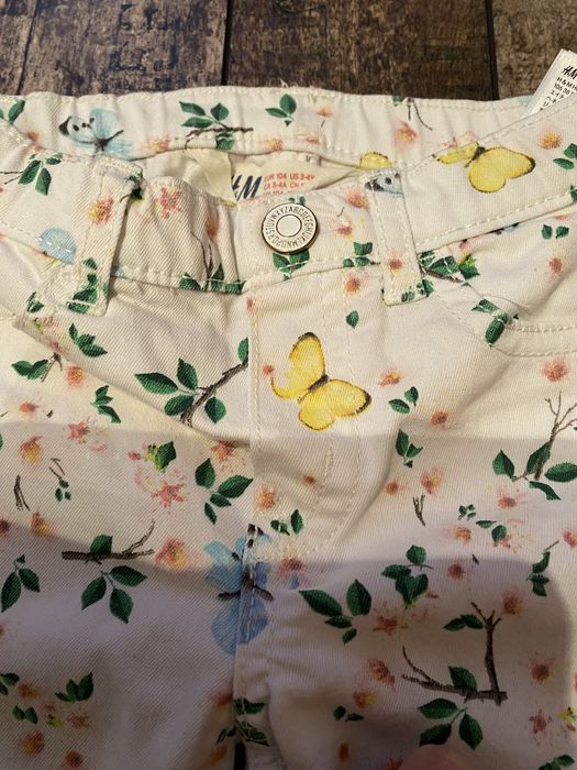 Jeansy w kwiatki motylki 104 H&M
