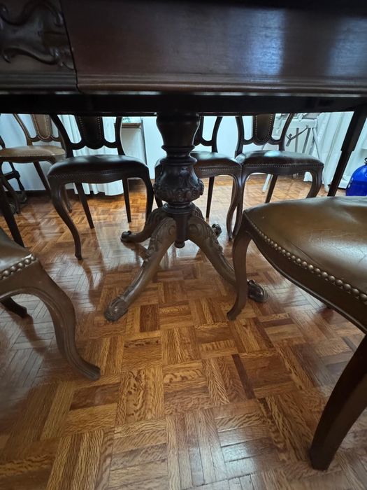 Mesa de Jantar Clássica Extensível + 8 Cadeiras em Pele | Madeira Maciça