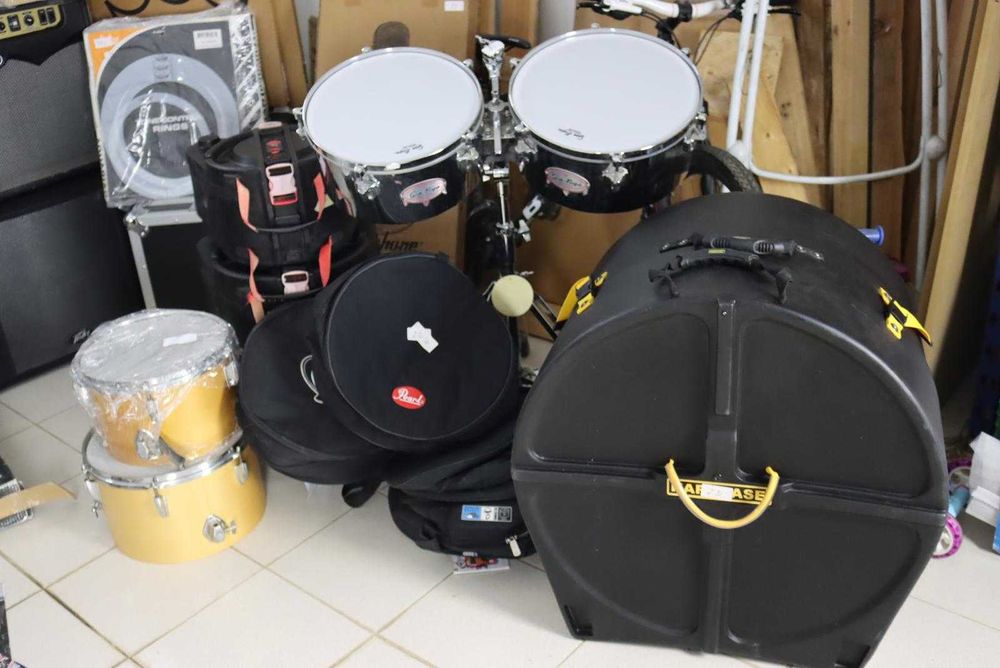Grande Lote de Material Musical Profissional – Amplificadores, Pedais, Cases, Bateria, Guitarras e Acessórios