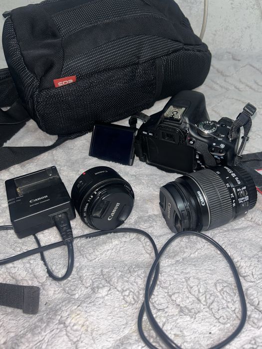 Canon 600D у повному комплекті: 2 об'єктиви (50mm + 18-55mm) + якісний кофр