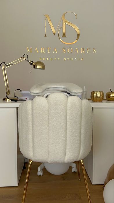 Alugo mesa de manicure