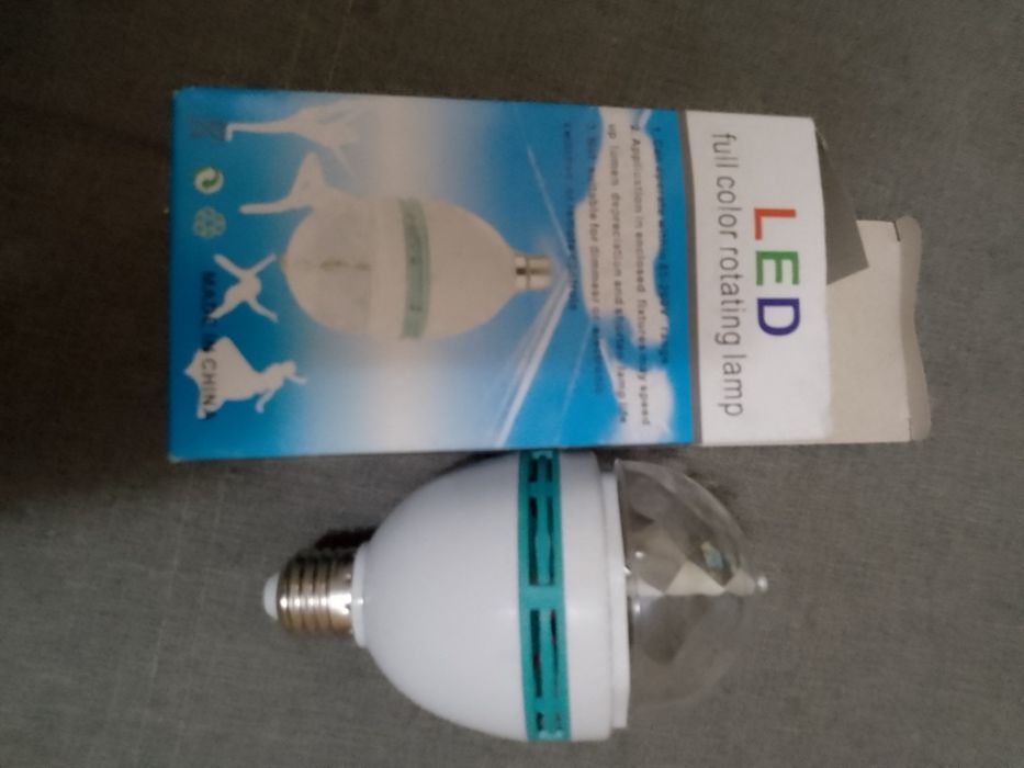 Лампа гирлянда крутиться смотрите на фото по всей комнате светит