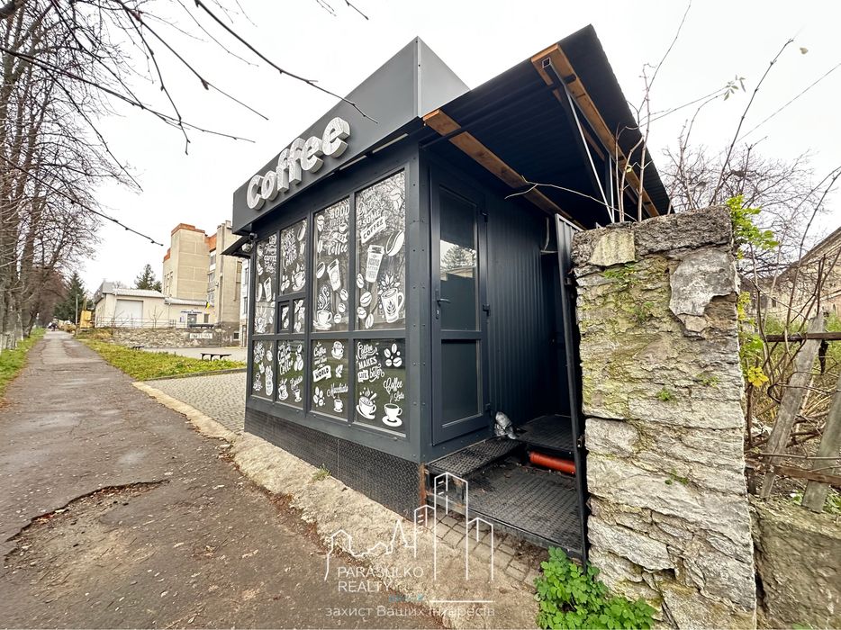 Здам в оренду фасадне приміщення під кафе/фастфуд.