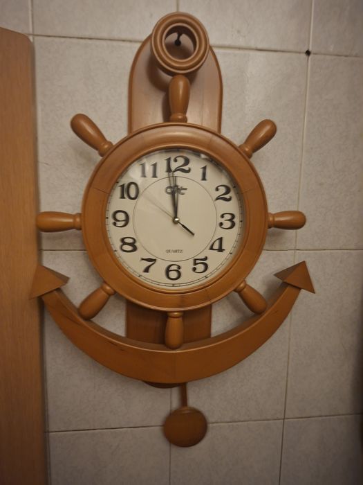 Relógio em madeira com pêndulo