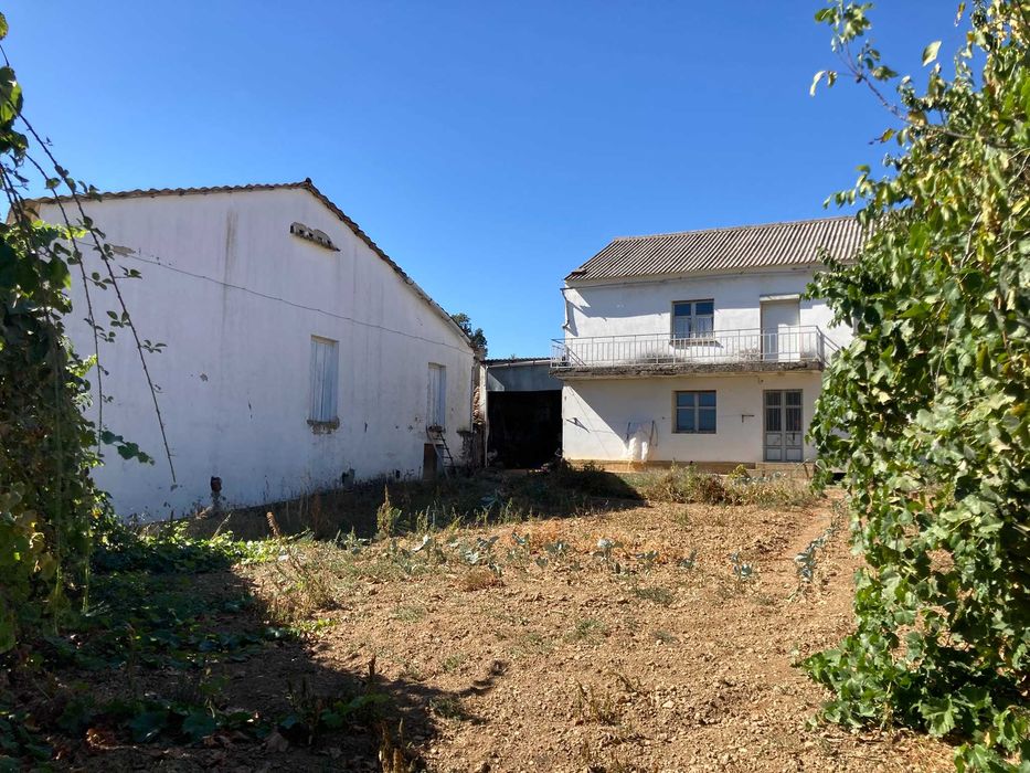 Moradia V6 independente e outros lotes