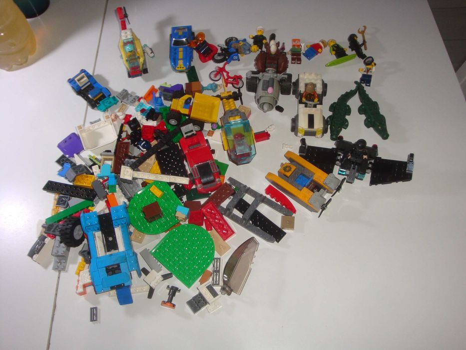 Zestaw Lego w zestawie jest  12 ludzików