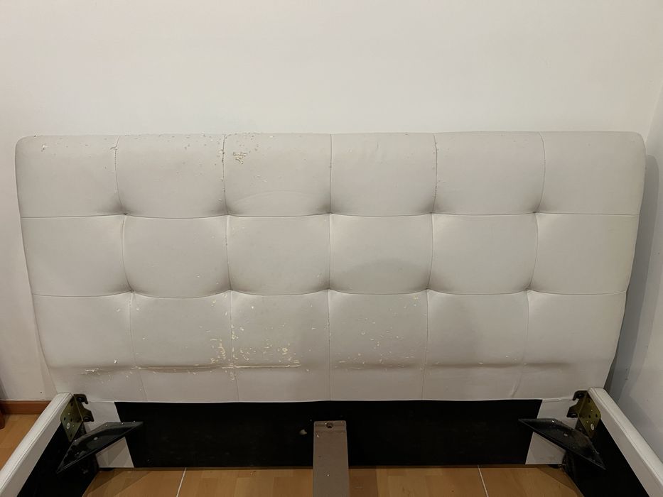 Cama de casal com algumas marcas