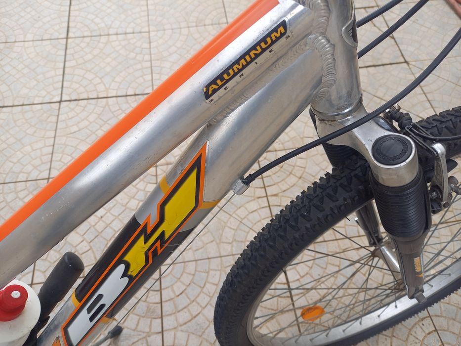 Bicicleta BH "roda 26", em alumínio.