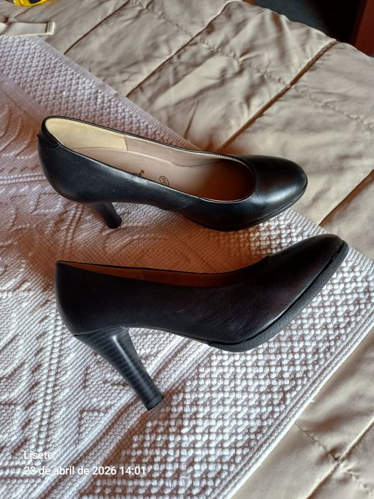 Sapatos pretos de senhora