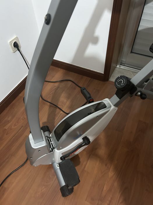 Bicicleta fixa completamente nova