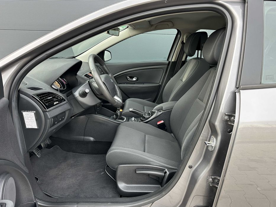 RENAULT MEGANE III 1.4T 130PS Bi-Xenon Keyless Navi PDC 16" EDITION !