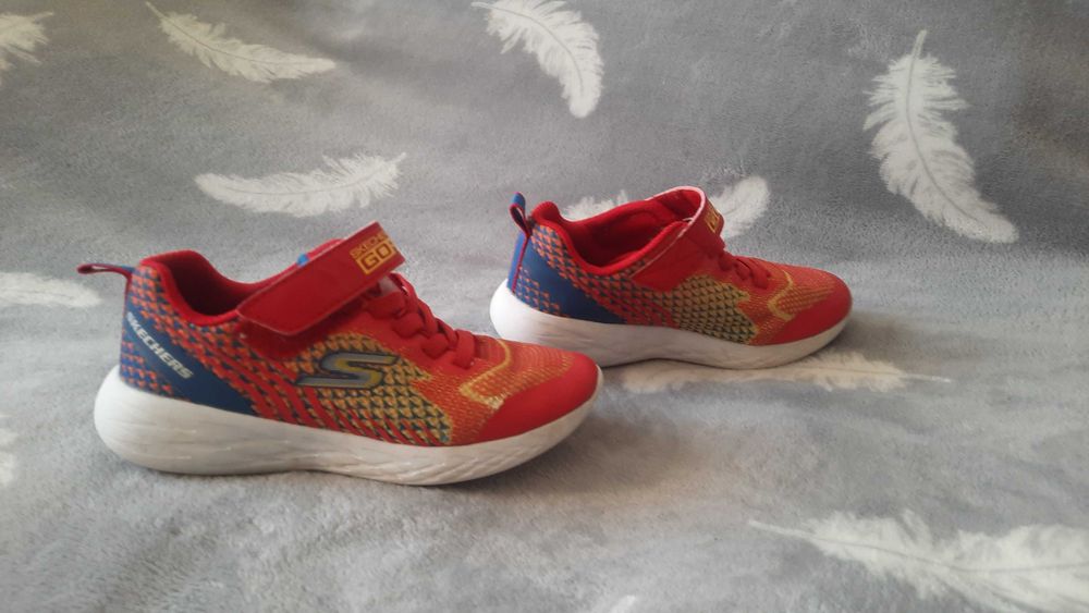 Продам детские кроссовки р32