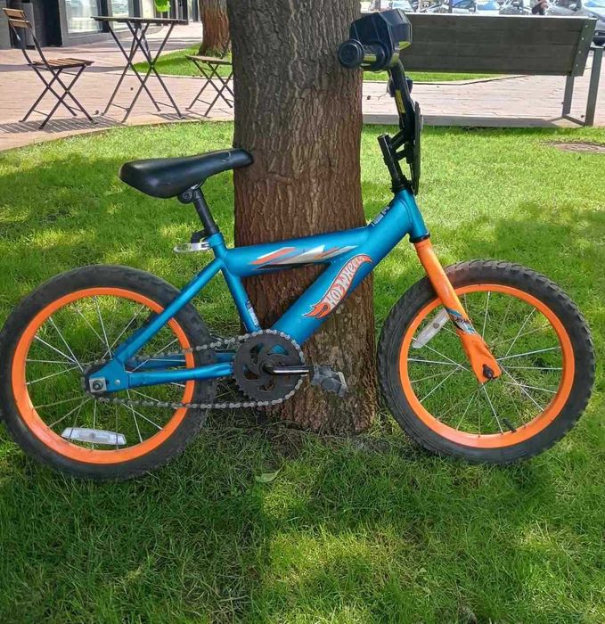 Продам дитячий велосипед Hot Wheels на вік 4-7 років.
