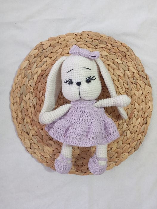 В'язана іграшка зайчик
