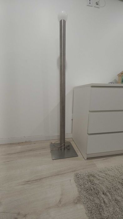 Candeeiro de pé moderno