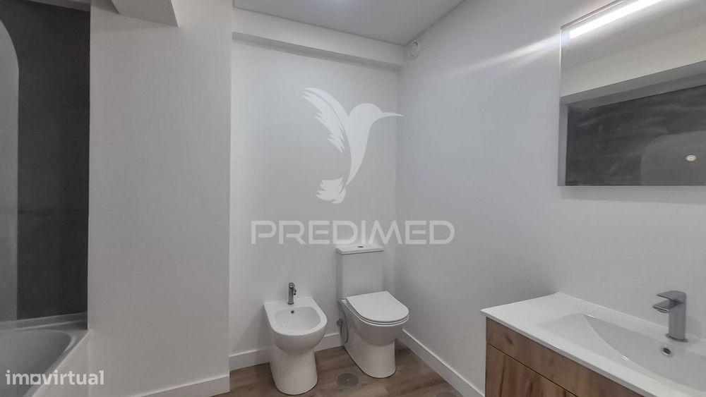 Apartamento T3 totalmente remodelado, situado na prestigiada Estrad...