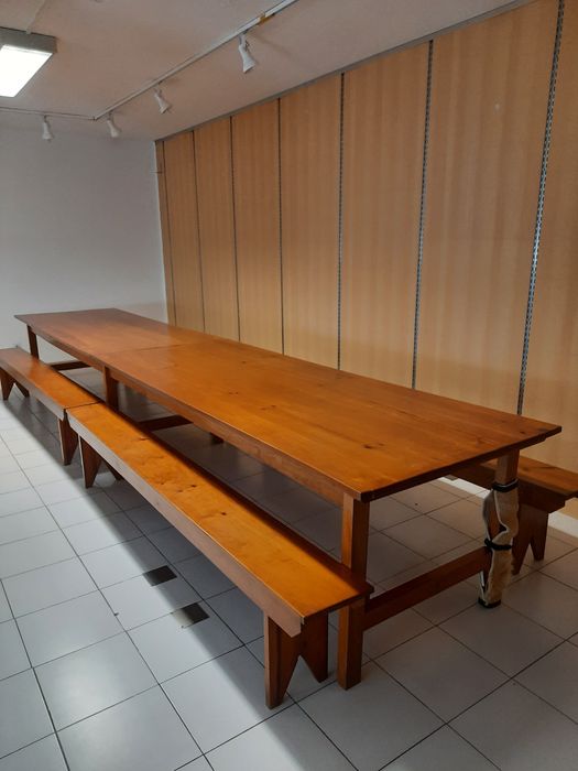 Mesa em madeira maciça