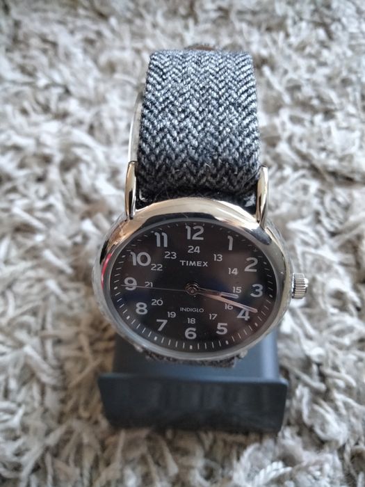 Relógio da Timex com bracelete em xadrez.64284974171010120