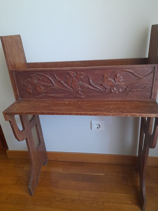 Floreira antiga em madeira .