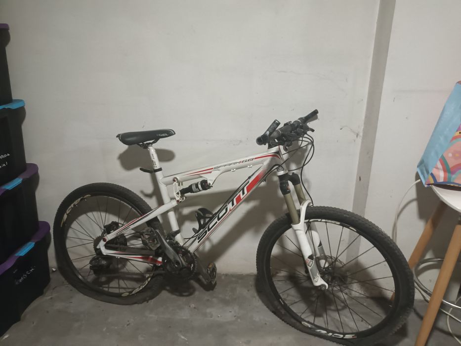 Scott Spark 50

É uma mountain bike full suspension (com amortecedor t