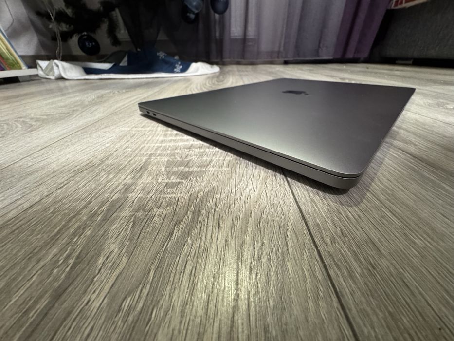 Used Macbook Pro 16 2019 I7 16/512 Space