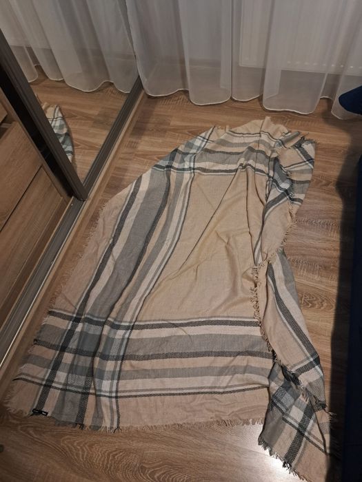 Ciepły szalik pudrowy róż w szarą kratkę. Sinsay