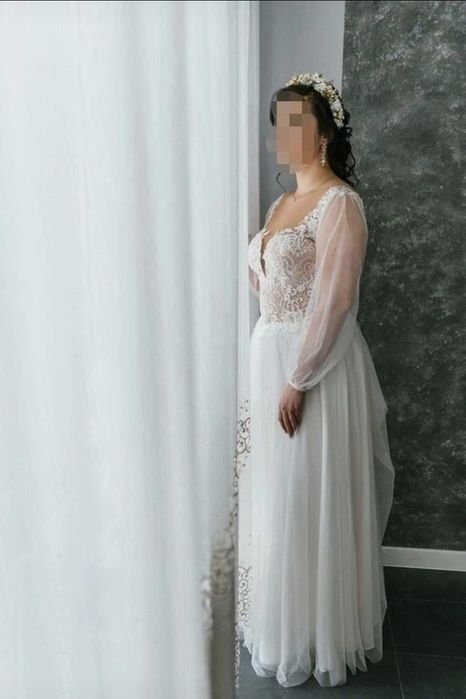 Piekna suknia ślubna z tiulowymi rekawami