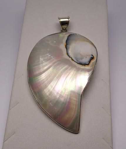 Srebrna zawieszka liść masa perłowa.