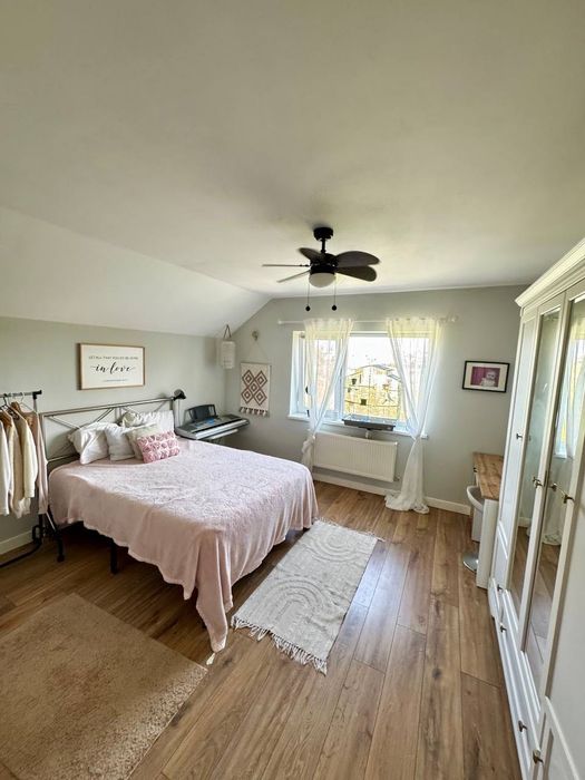 Продаж двоповерхового будинка з ремонтом та меблями