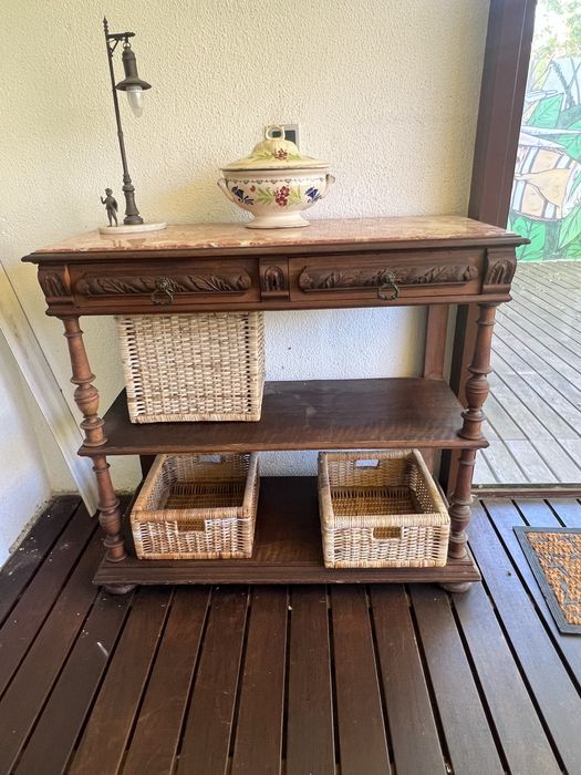 Aparador vintage de madeira com tampo mármore