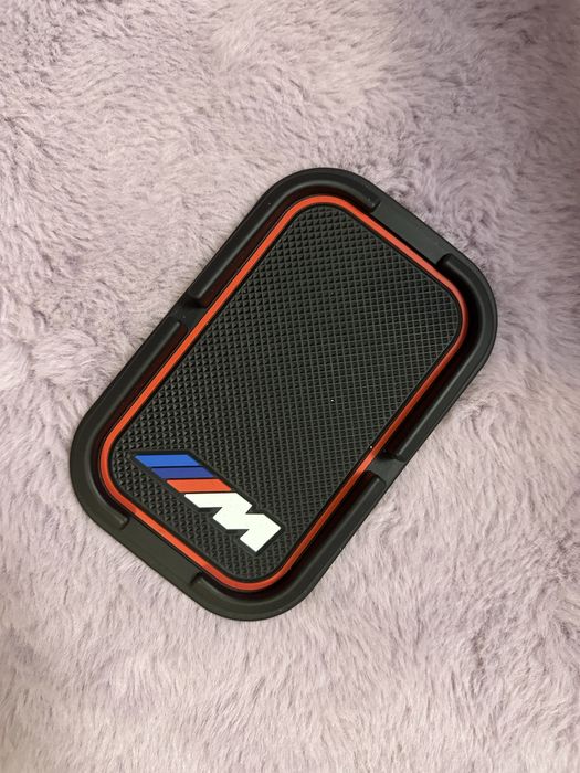 Антискользящий коврик для телефона на торпеду