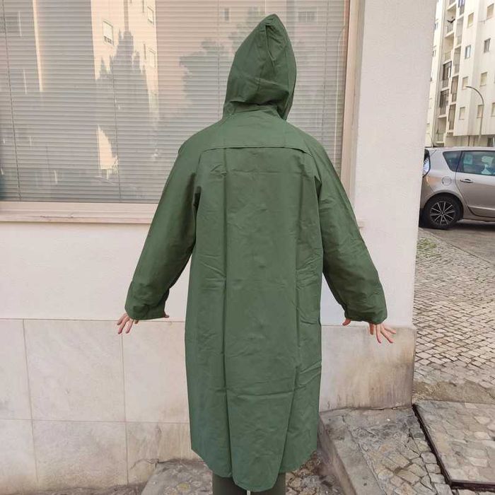 Gabardine impermeável verde tropa