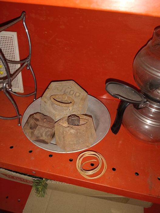 Balança vintage de balcão com pratos e pesos