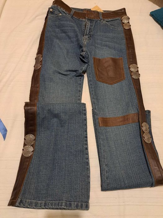 Calças de ganga e pele com adereços de metal