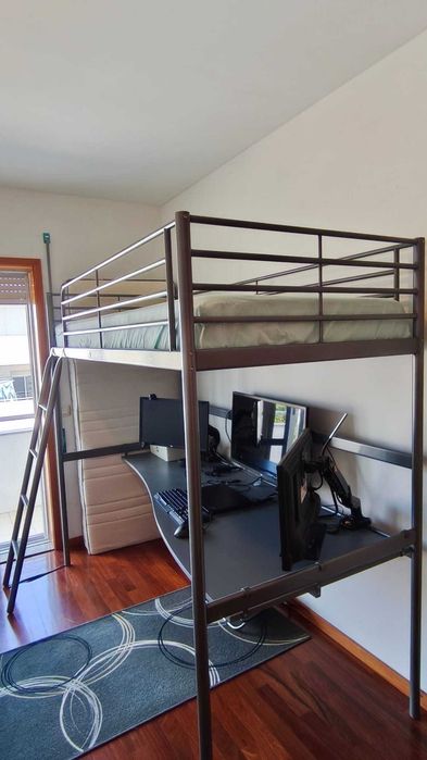 Cama Alta / Beliche Superior IKEA SVÄRTA (Cinza/Prata) com Tampo Secretária (Modelo descontinuado)