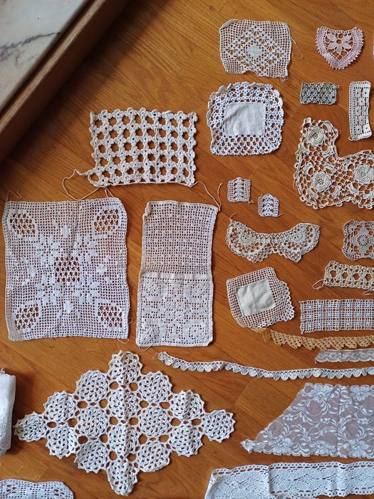 Conjunto de pequenas peças de crochet e bordas de renda