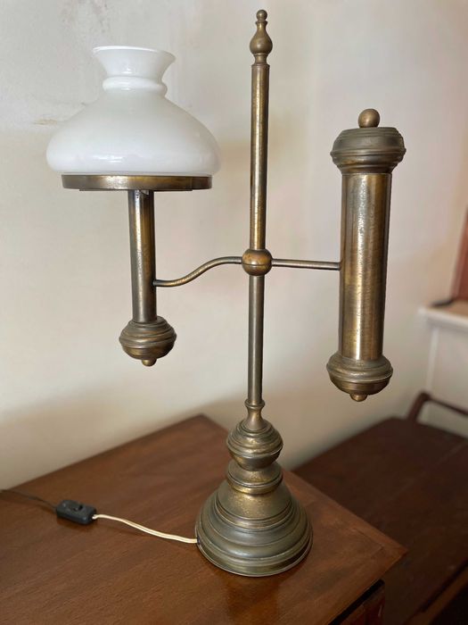 Candeeiro de Mesa Vintage em Latão com Tulipa de Vidro Opalino