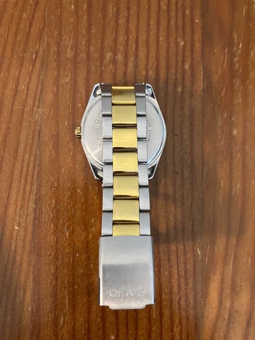 Relógio Casio M/F em dois tons.