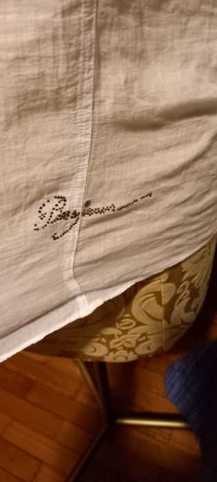 Camisa branca cintada da marca Bus.
É feita de um tecido enrugado que