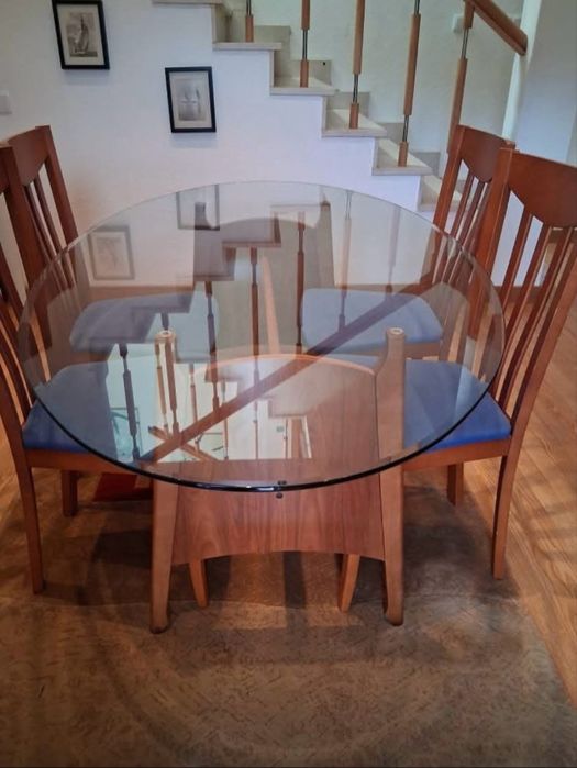 Conjunto de mesa e cadeiras de madeira