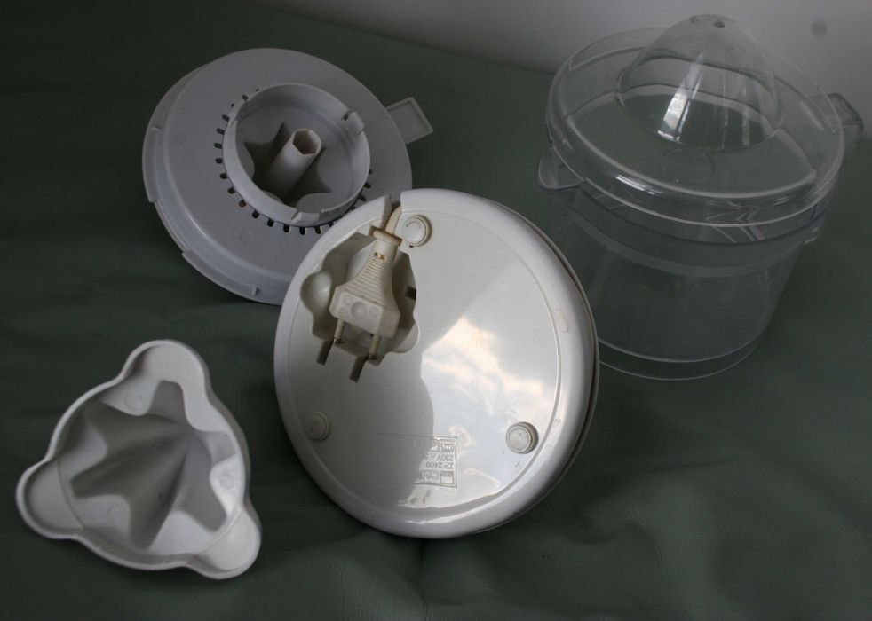 Электрическая соковыжималка для цитрусовых мощностью 20 Вт.