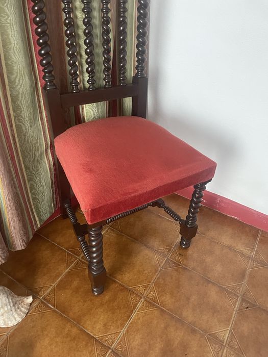 Cadeira de Madeira Escura