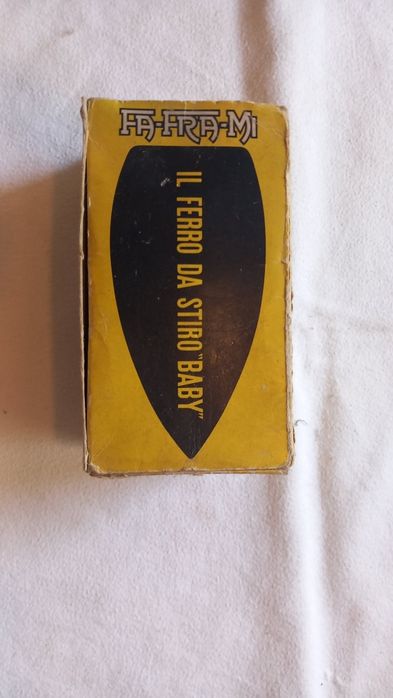 Ferro de passar roupa compacto da marca italiana Faframi modelo "Baby".