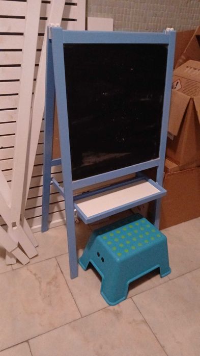 Quadro de giz e banco