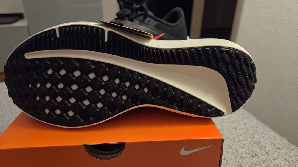 Sapatilhas de Running de homem Air Winflo 10Ténis novos, nunca usados e com fatura Tamanho 42