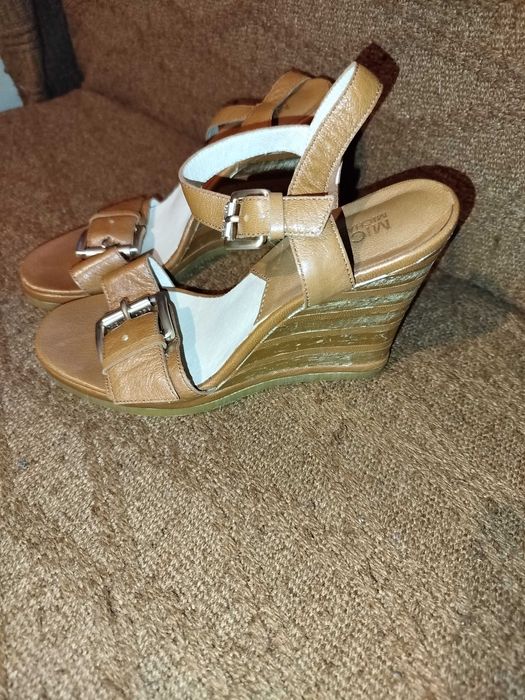 Skórzane sandały na koturnie Michael Kors r.35